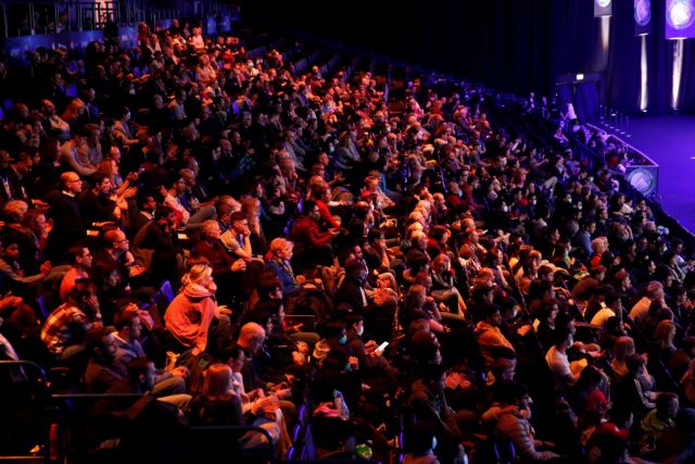 Κοροναϊός : Το αμφιλεγόμενο Βρετανικό πείραμα «ανοσία της αγέλης»