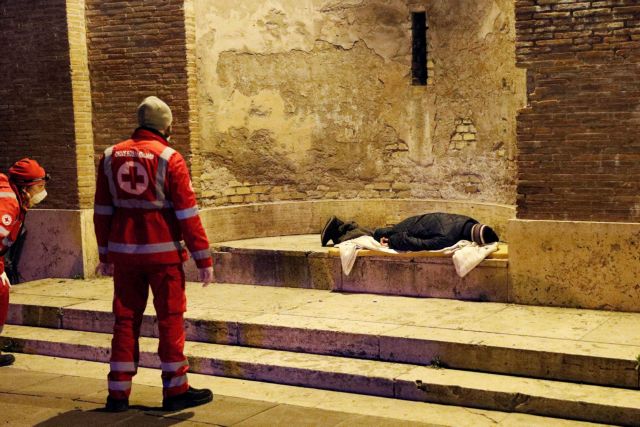 Κοροναϊό: Στρατιωτικό κομβόι μεταφέρει φέρετρα με νεκρούς στην Ιταλία