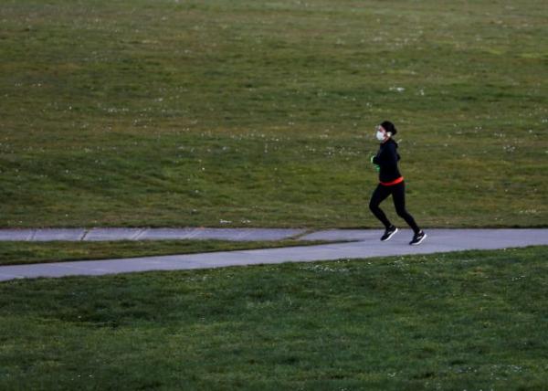 Kοροναϊός : Πώς η κοινωνική απόσταση θα μπορούσε να μειώσει τα κρούσματα έως 99%