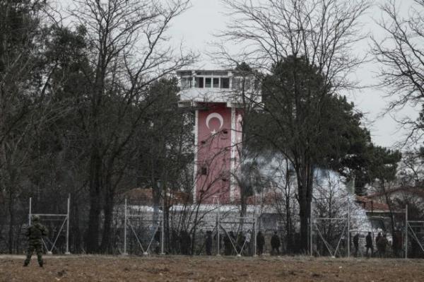 Βίντεο – καταγγελία : Υπό απειλή όπλου πρόσφυγες εξωθούνται προς τα ελληνικά σύνορα