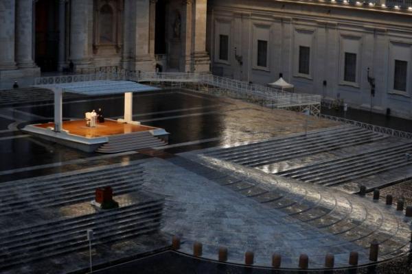 Κοροναϊός : Έρημη η πλατεία του Αγίου Πέτρου κατά την προσευχή του Πάπα