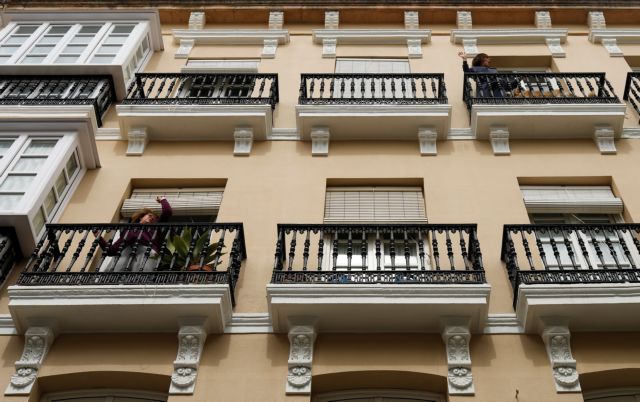 Κοροναϊός - Ισπανία : Σοπράνο τραγουδά από το παράθυρό της και συγκινεί