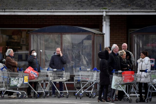 Κοροναϊός : Συνωστισμός  στα Βρετανικά σούπερ μάρκετ – Πλήθη ακόμα και τις ώρες που έχουν θεσπιστεί για ειδικές ομάδες