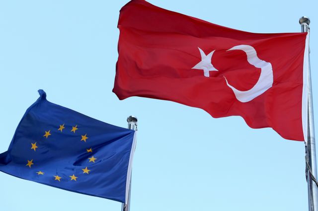 Σκληρό παζάρι από Τουρκία για αναθεώρηση της συμφωνίας με την ΕΕ