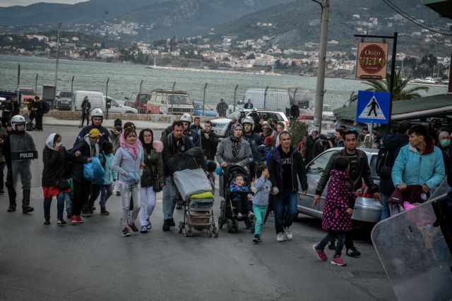 Στο αρματαγωγό «Ρόδος» 80 πρόσφυγες από το λιμάνι της Μυτιλήνης