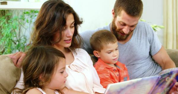 Μένουμε Σπίτι: Ένα βιβλίο με ανόητα αστεία κατακτά οικογένειες