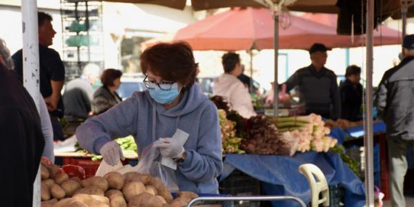 Κοροναϊός : Καταγγελίες για αυξήσεις 30% σε λαχανικά και οπωροκηπευτικά στις λαϊκές