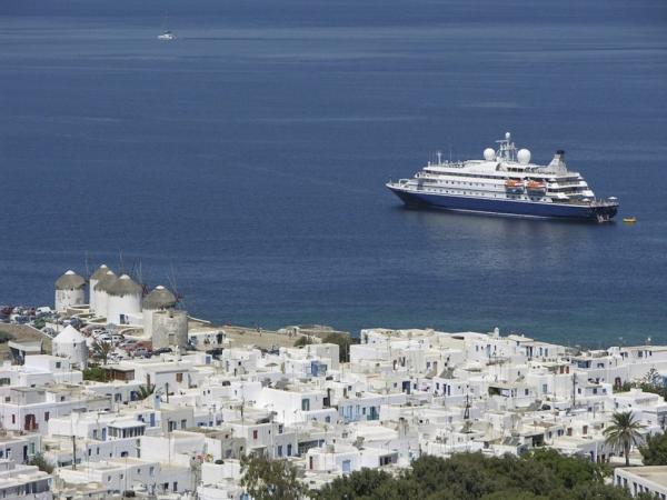 Ο κοροναϊός βάζει τέλος και στα ταξίδια στα νησιά – Μόνο οι μόνιμοι κάτοικοι θα ταξιδεύουν