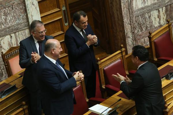 Κοροναϊός : Οδηγίες της ΝΔ στους βουλευτές της για την αποφυγή… επαφών