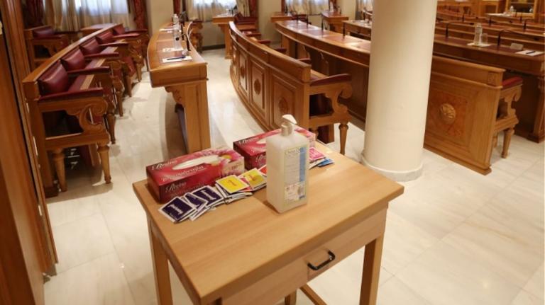 Ιερά Σύνοδος- Κοροναϊός: Αντισηπτικά και μαντηλάκια στην αίθουσα συνεδριάσεων