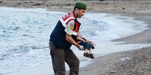 Ξεσπά ο πατέρας του Αϋλαν: Η Ευρώπη νοιάστηκε για δύο μήνες, μετά έκλεισε πάλι τις πόρτες