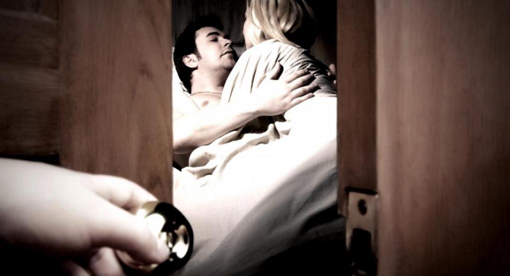 Aπιστία και επιστήμη: Κι όμως οι άντρες εξακολουθούν να είναι ερωτευμένοι με την κοπέλα τους