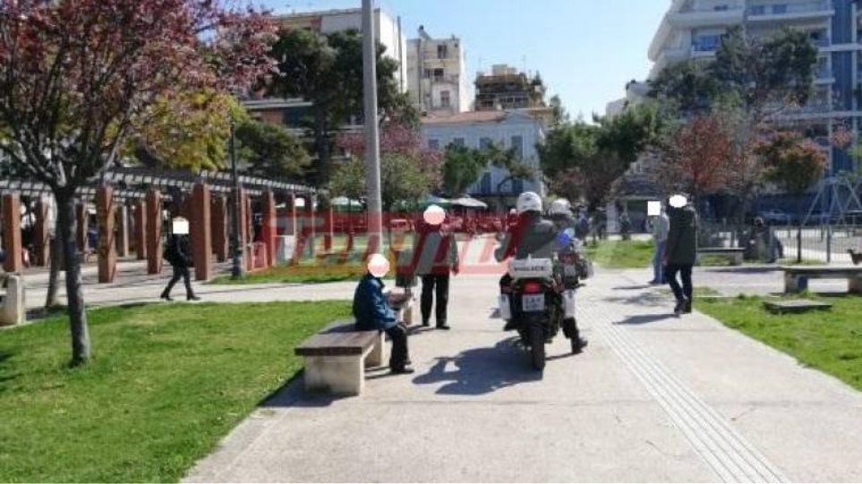 Κορωναϊός: Η ΕΛ.ΑΣ απομακρύνει ηλικιωμένους από πλατείες στην Πάτρα