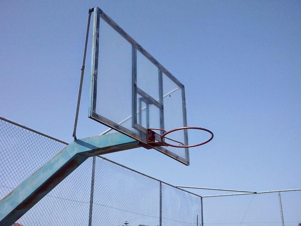 Κρήτη: Κουκουλοφόροι ξυλοκόπησαν μαθητές σε σχολικό αγώνα – Αιτία ένα αντιφασιστικό πανό