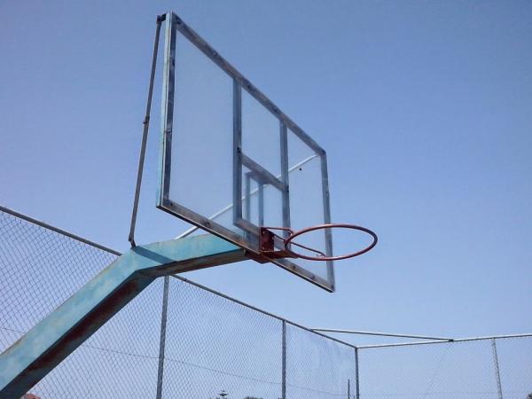 Κρήτη: Κουκουλοφόροι ξυλοκόπησαν μαθητές σε σχολικό αγώνα – Αιτία ένα αντιφασιστικό πανό
