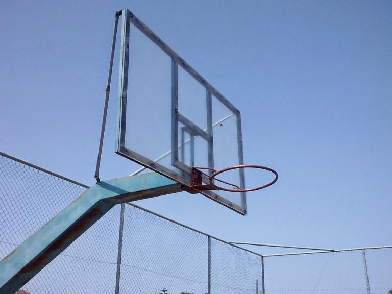 Κρήτη: Κουκουλοφόροι ξυλοκόπησαν μαθητές σε σχολικό αγώνα – Αιτία ένα αντιφασιστικό πανό