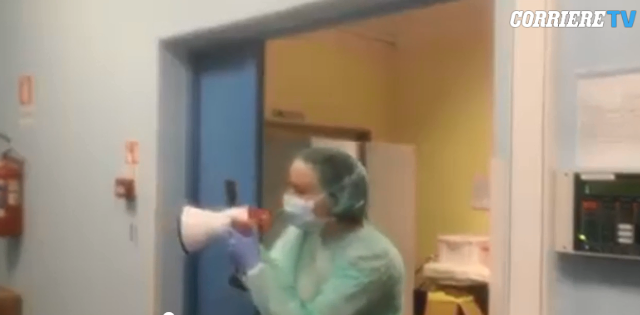 Σαν σε ταινία του Ρομπέρτο Μπενίνι – Ιταλίδα γιατρός εμψυχώνει τους ασθενείς με ντουντούκες και συγκινεί