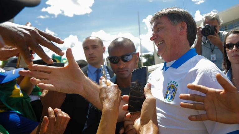 Θεός… Μπολσονάρο σε πλανόδιο πωλητή για τη «γριπούλα» : «Δεν θα πεθάνεις»