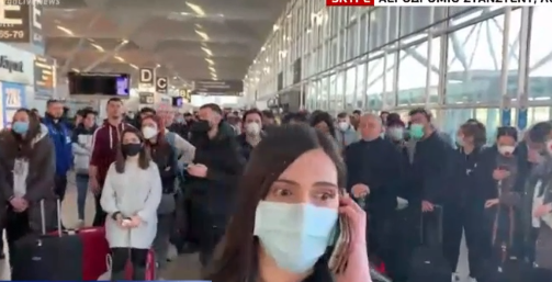 Κοροναϊός : Εγκλωβισμένοι Έλληνες φοιτητές και οικογένειες σε αεροδρόμιο του Λονδίνου