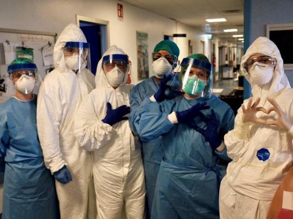 Κοροναϊός: Τι λένε Ιταλοί γιατροί και νοσηλευτές για τη ζωή στα χαρακώματα  - ΤΑ ΝΕΑ