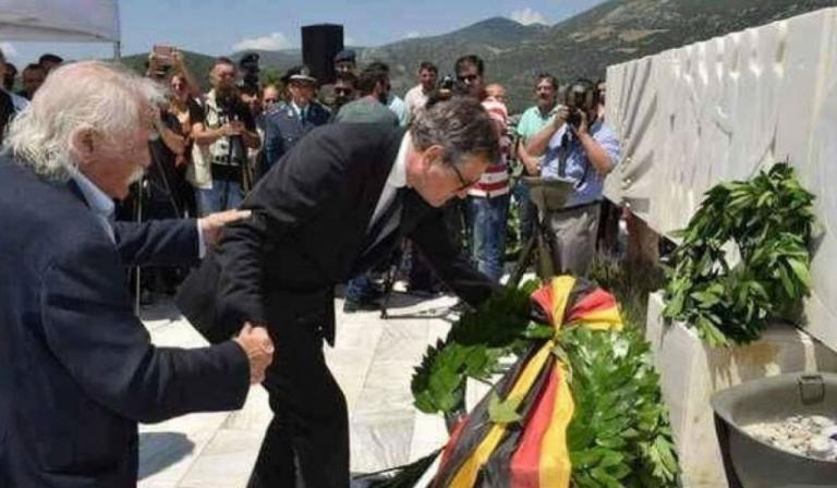 Δίστομο 2017 :  Όταν ο Μαν. Γλέζος αγνόησε την Κωνσταντοπούλου παίρνοντας από το χέρι τον Γερμανό πρέσβη