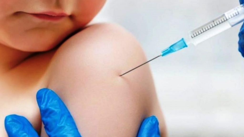 Τσιόδρας : Να συνεχιστούν κανονικά οι εμβολιασμοί παιδιών