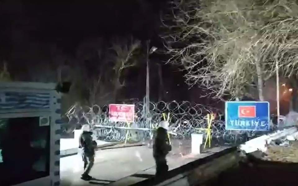 Εβρος : Νύχτα με χημικά, ριπές και εκρήξεις – Εικόνες και από την άλλη πλευρά των συνόρων
