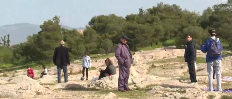 Καθαρά Δευτέρα : Πετάνε… χαρταετό οι Αθηναίοι – «Άδειος» ο λόφος του Φιλοπάππου