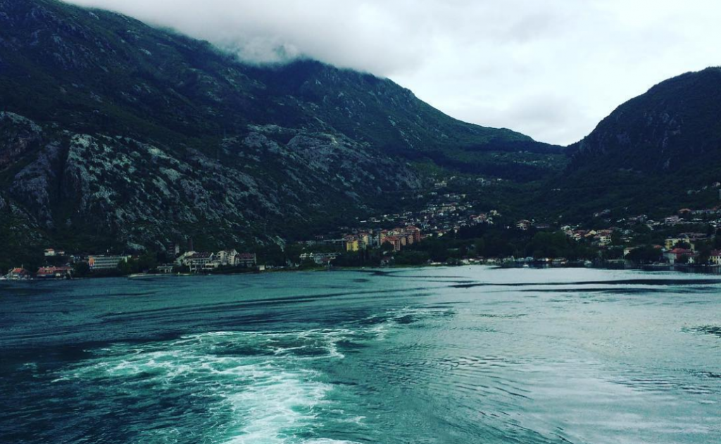 Σίκινος: Δείτε πλοίο να δίνει μάχη με τα κύματα (βίντεο)