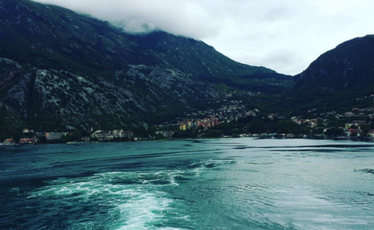 Σίκινος: Δείτε πλοίο να δίνει μάχη με τα κύματα (βίντεο)