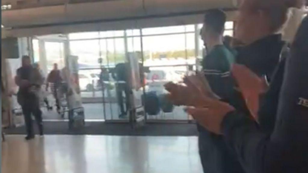 Βρετανία : Υπάλληλοι σε σούπερ μάρκετ καταχειροκροτούν εργαζόμενους σε νοσοκομεία