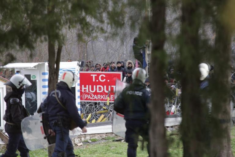 Ασφυκτική η πίεση του προσφυγικού : Φραγμός στον Έβρο, έκρυθμη η κατάσταση στα νησιά