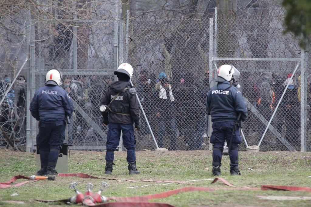 Νέα επεισόδια στον Έβρο: Πετροπόλεμος και χημικά – Tραυματισμός αστυνομικού