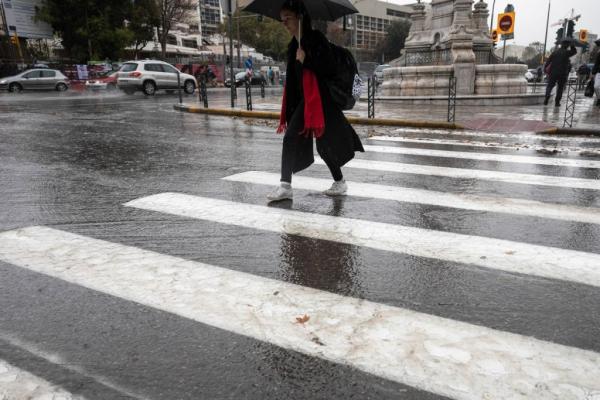 Καιρός : Πέφτει από την Κυριακή η θερμοκρασία – Έρχονται βροχές και καταιγίδες