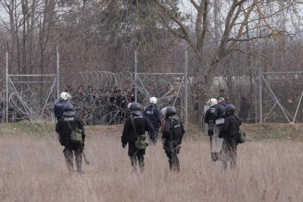 «Χρησιμοποιείτε τους μετανάστες ως πολιορκητικό κριό» απαντά το ΥΠΕΞ στην Αγκυρα