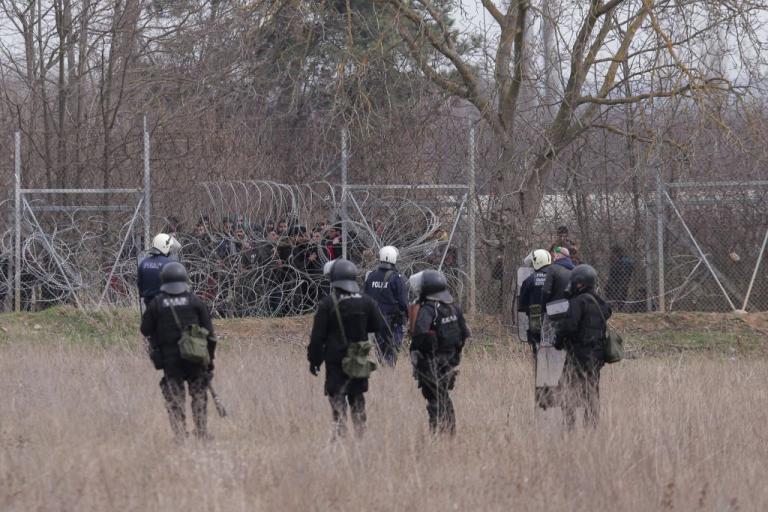 «Χρησιμοποιείτε τους μετανάστες ως πολιορκητικό κριό» απαντά το ΥΠΕΞ στην Αγκυρα