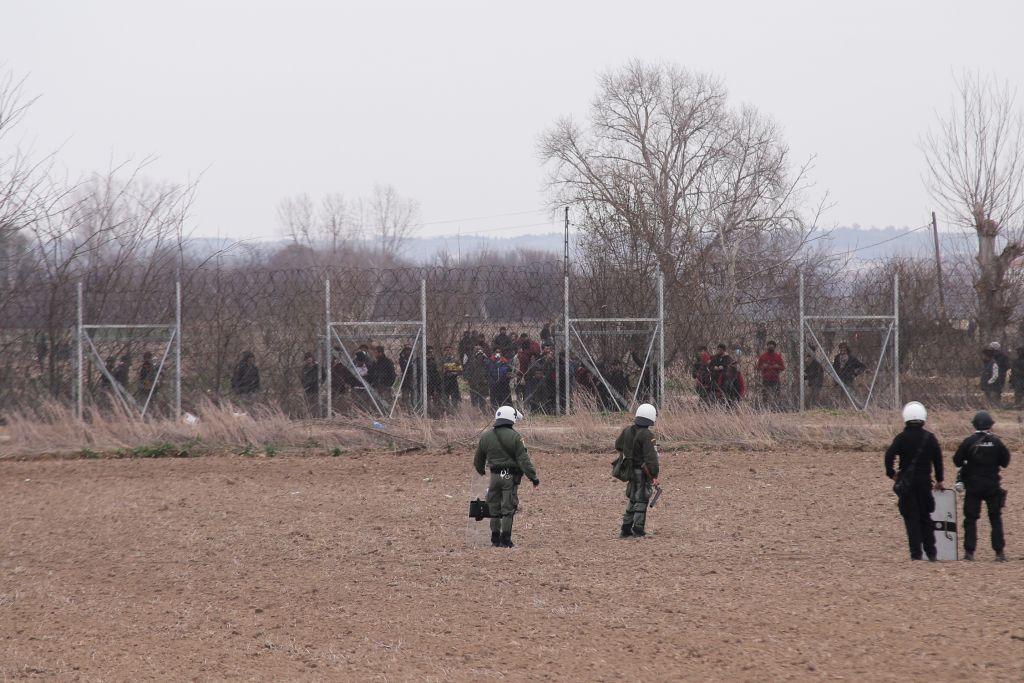 Politico : Ένδειξη αδυναμίας η απόφαση Ερντογάν να ανοίξει τα σύνορα στον Έβρο
