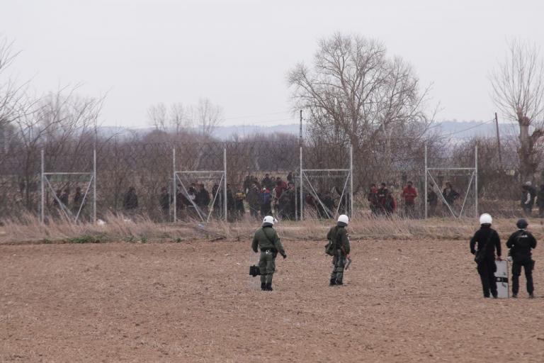 Politico : Ένδειξη αδυναμίας η απόφαση Ερντογάν να ανοίξει τα σύνορα στον Έβρο