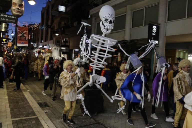 Πάτρα : Οι καρναβαλιστές δεν φοβήθηκαν τον κοροναϊό