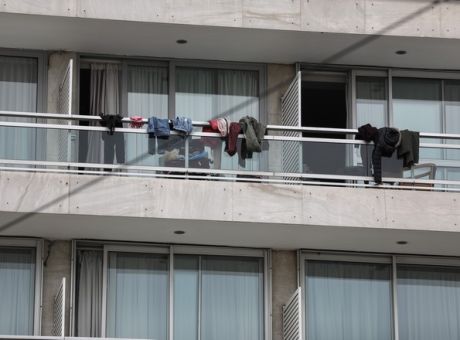 Κραυγή αγωνίας από τους έλληνες φοιτητές που ζουν απομονωμένοι σε ξενοδοχείο