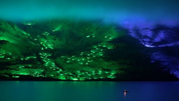 «Άγρια Ομορφιά»: 1.000 προβολείς φώτισαν βουνά στην Ιρλανδία