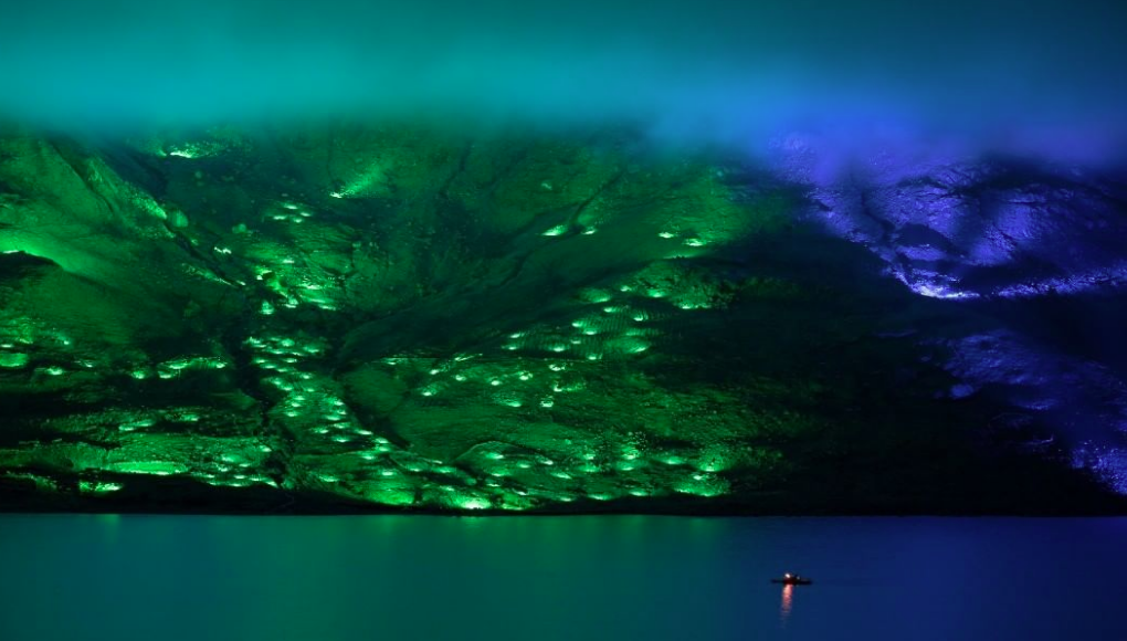 «Άγρια Ομορφιά»: 1.000 προβολείς φώτισαν βουνά στην Ιρλανδία
