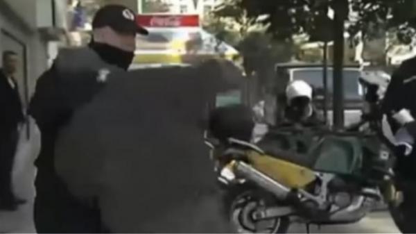 Απαγόρευση κυκλοφορίας : Δημοτικός αστυνομικός έκανε κεφαλοκλείδωμα σε ηλικιωμένο