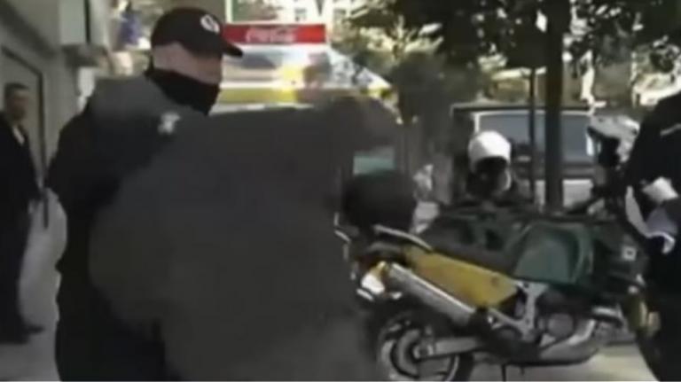 Απαγόρευση κυκλοφορίας : Δημοτικός αστυνομικός έκανε κεφαλοκλείδωμα σε ηλικιωμένο