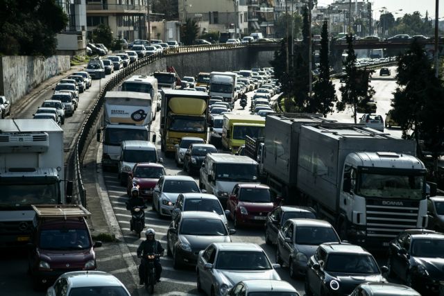 Κυκλοφοριακό χάος στην Αθηνών - Λαμίας λόγω τροχαίου