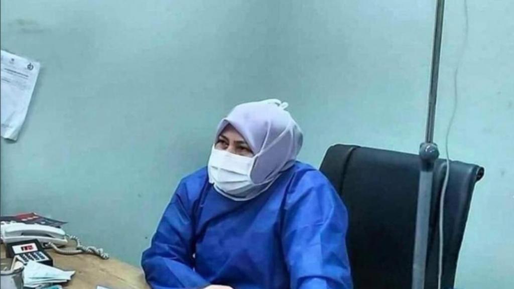 Φωτογραφία-σοκ: Ιρανή γιατρός με κοροναϊό φρόντιζε τους ασθενείς της μέχρι να πεθάνει