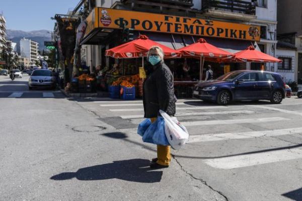 Έτοιμη να κατεβάσει ρολά η χώρα – Ποιοι παράγοντες θα κρίνουν την απαγόρευση κυκλοφορίας