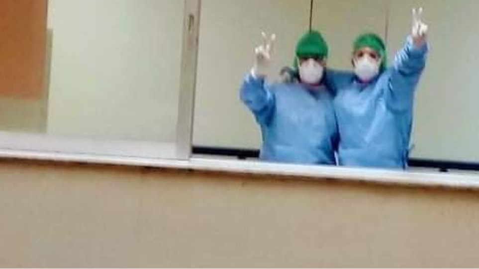 Υπόκλιση σ' αυτή τη φωτογραφία: Γιατροί αλλάζουν βάρδια μετά από ώρες μάχης με τον ιό