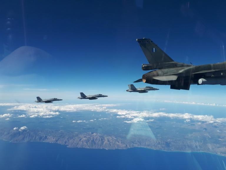 Ελληνικά F-16 σε συνεκπαίδευση με το αεροπλανοφόρο USS Dwight D. Eisenhower νότια της Κρήτης