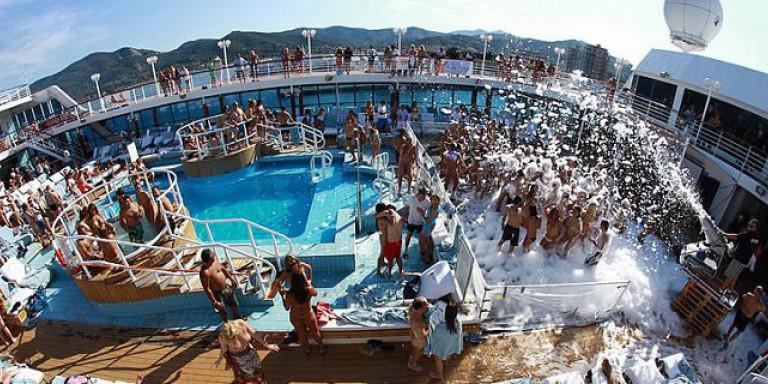 Ο κοροναϊός μπήκε εμπόδιο στους swingers – Αναβλήθηκε το πάρτι στην Κρήτη